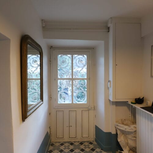 Reproduction isolante d'une porte avec coin de mouchoir dans le grand cadre de grille