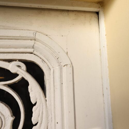 Reproduction isolante d'une porte avec coin de mouchoir dans le grand cadre de grille