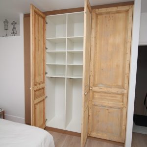 Placard avec des portes récupérées