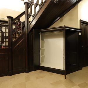 Placard dressing sous escalier