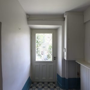 Reproduction isolante d'une porte avec coin de mouchoir dans le grand cadre de grille