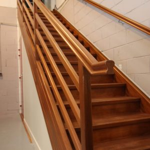 Escalier dans un entrepôt